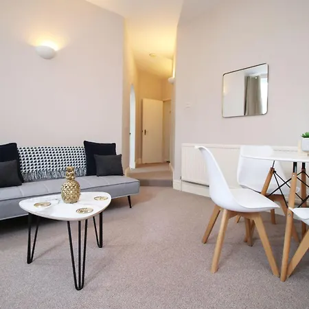 Willkommen In Unserem 2-schlafzimmer-apartment Fuer 5 Gaeste By Interhome * Bristol