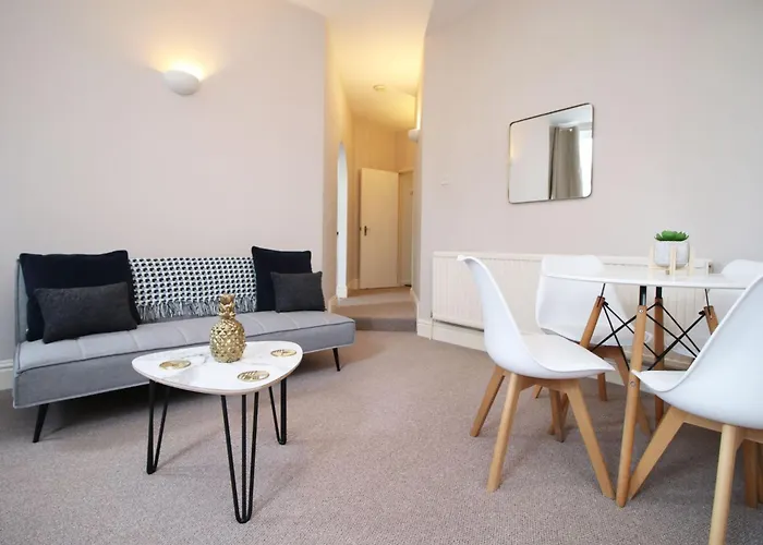 Willkommen In Unserem 2-schlafzimmer-apartment Fuer 5 Gaeste By Interhome * Bristol